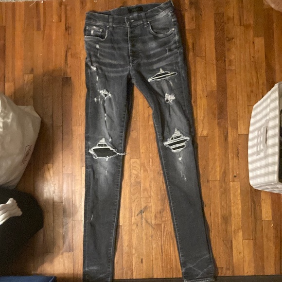 Black Skinny Jeans with Distressed Detailing